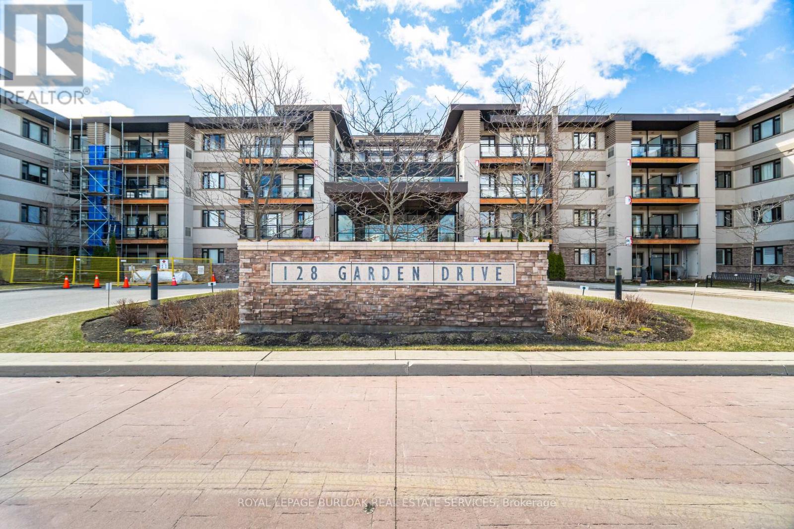 418 - 128 Garden Drive, Oakville, Ontario  L6K 0H7 - Photo 2 - W12636030