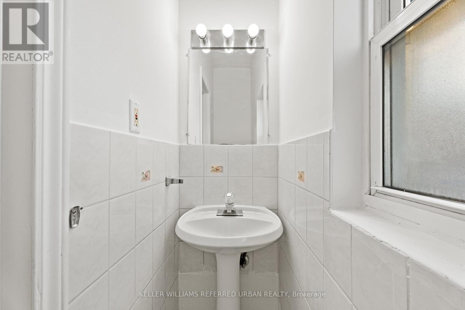 166 Essex Street, Toronto (Dovercourt-Wallace Emerson-Junction), Ontario  M6G 1T5 - Photo 16 - W12636050