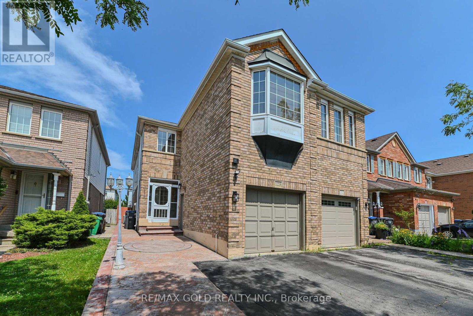 125 Bunchberry Way, Brampton, Ontario  L6R 2E7 - Photo 2 - W12636078