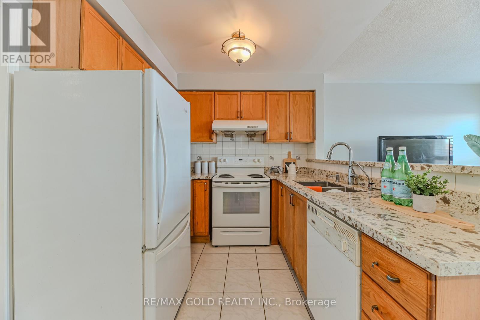 125 Bunchberry Way, Brampton, Ontario  L6R 2E7 - Photo 5 - W12636078