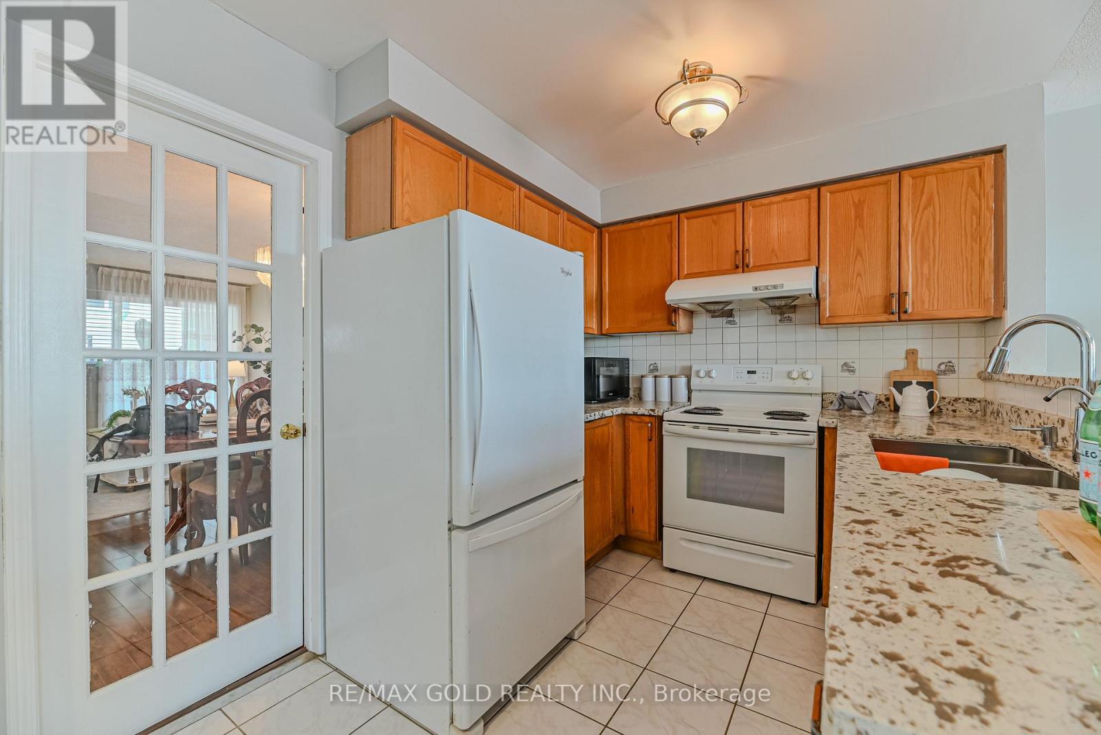 125 Bunchberry Way, Brampton, Ontario  L6R 2E7 - Photo 6 - W12636078