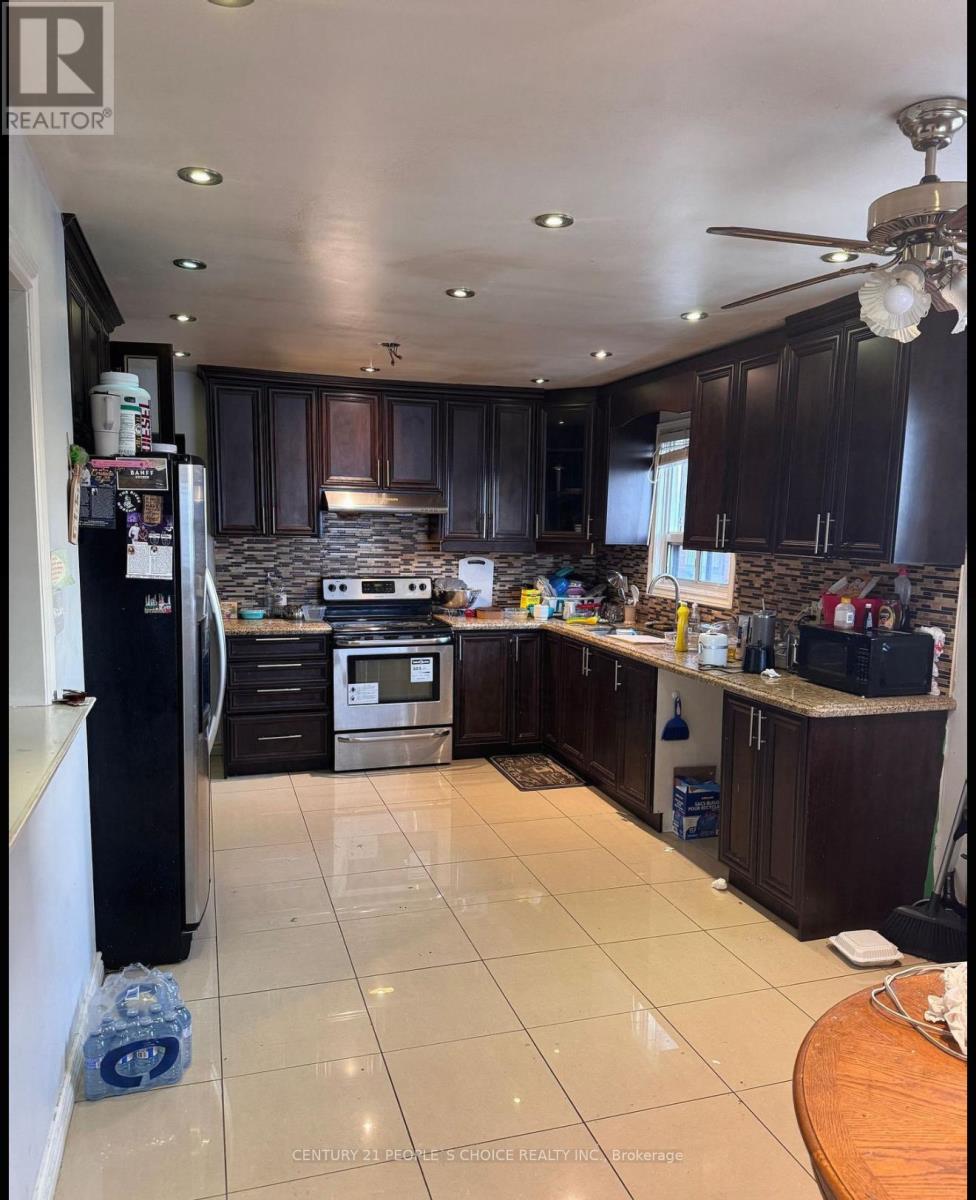 7221 Sigsbee Drive, Mississauga (Malton), Ontario  L4T 3L6 - Photo 3 - W12636118