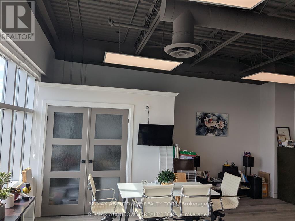 201 - 3475 Rebecca Street, Oakville (Qe Queen Elizabeth), Ontario  L6L 0H3 - Photo 4 - W12636144