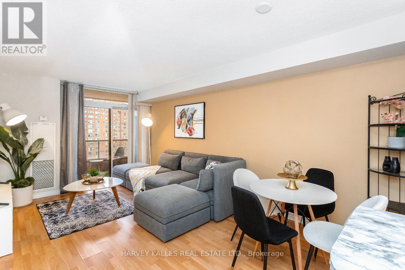 1626 - 3888 Duke Of York Boulevard, Mississauga (City Centre), Ontario  L5B 4P5 - Photo 3 - W12636196