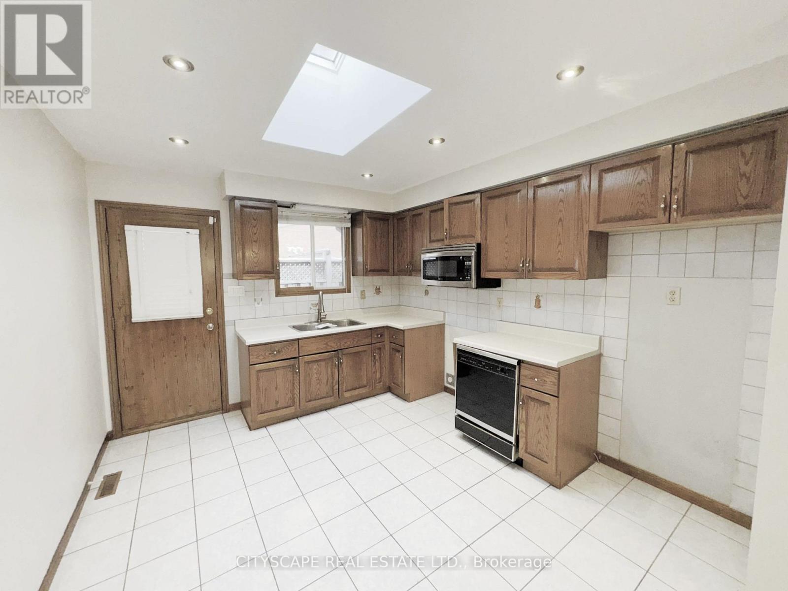 7 Quincy Court, Hamilton (Quinndale), Ontario  L8W 2T4 - Photo 11 - X12636128