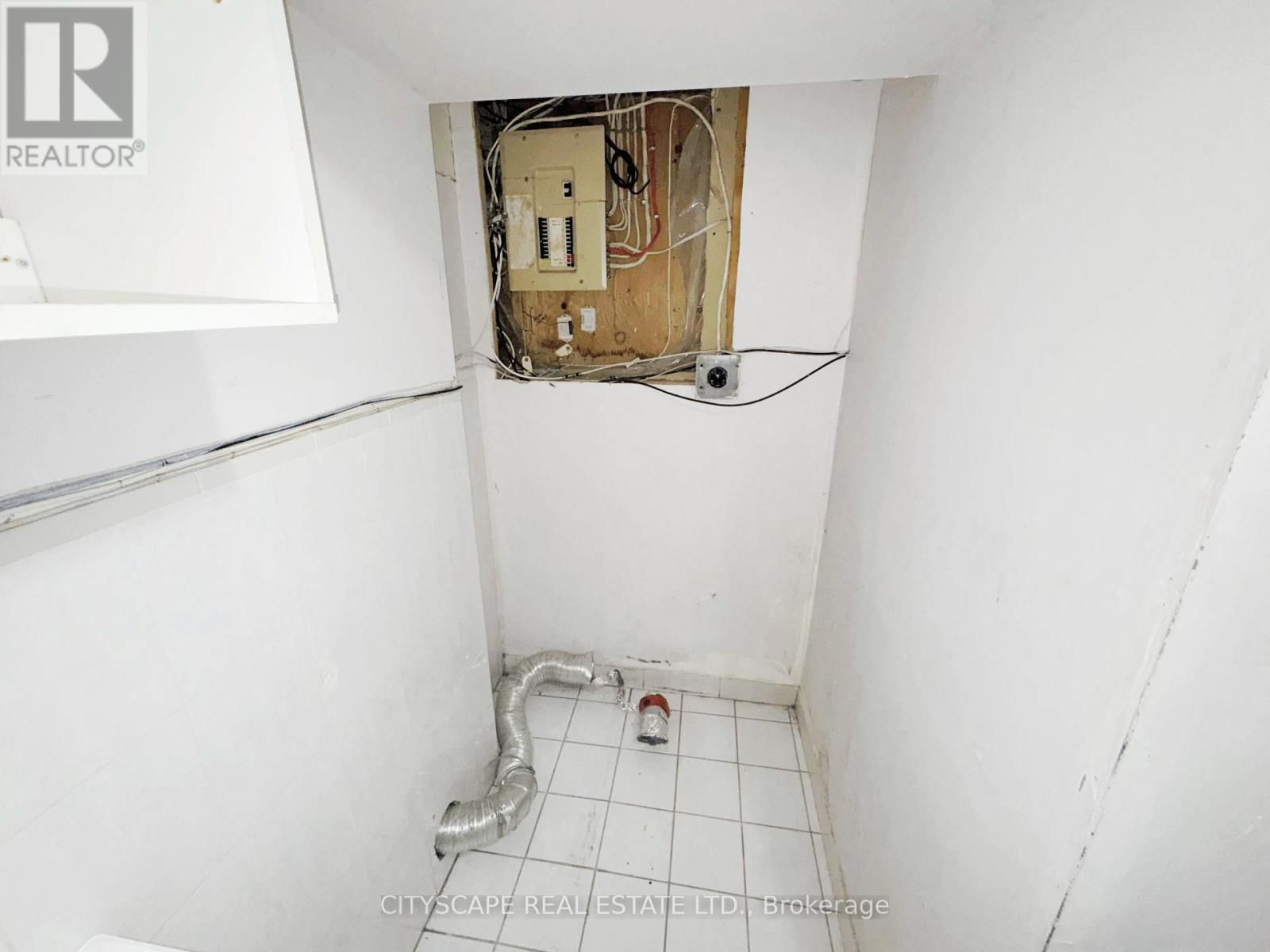 7 Quincy Court, Hamilton (Quinndale), Ontario  L8W 2T4 - Photo 32 - X12636128