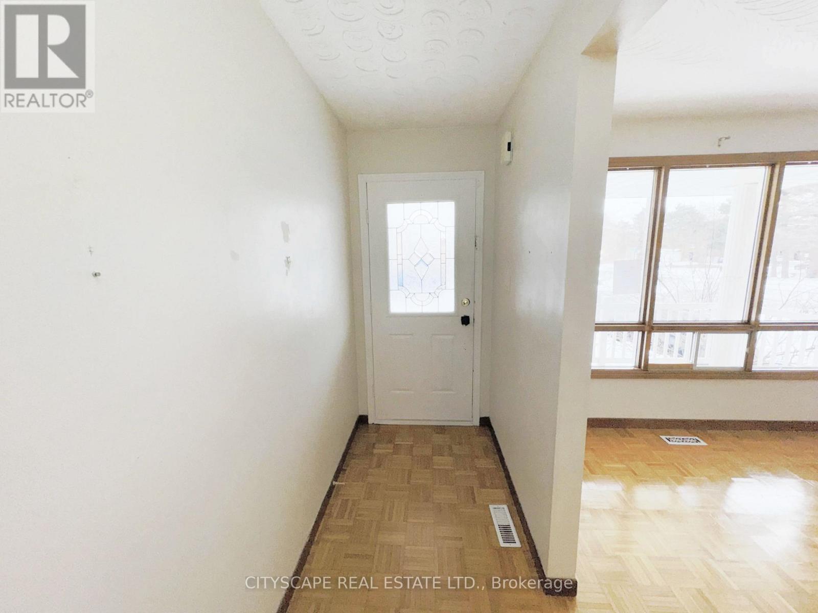 7 Quincy Court, Hamilton (Quinndale), Ontario  L8W 2T4 - Photo 5 - X12636128