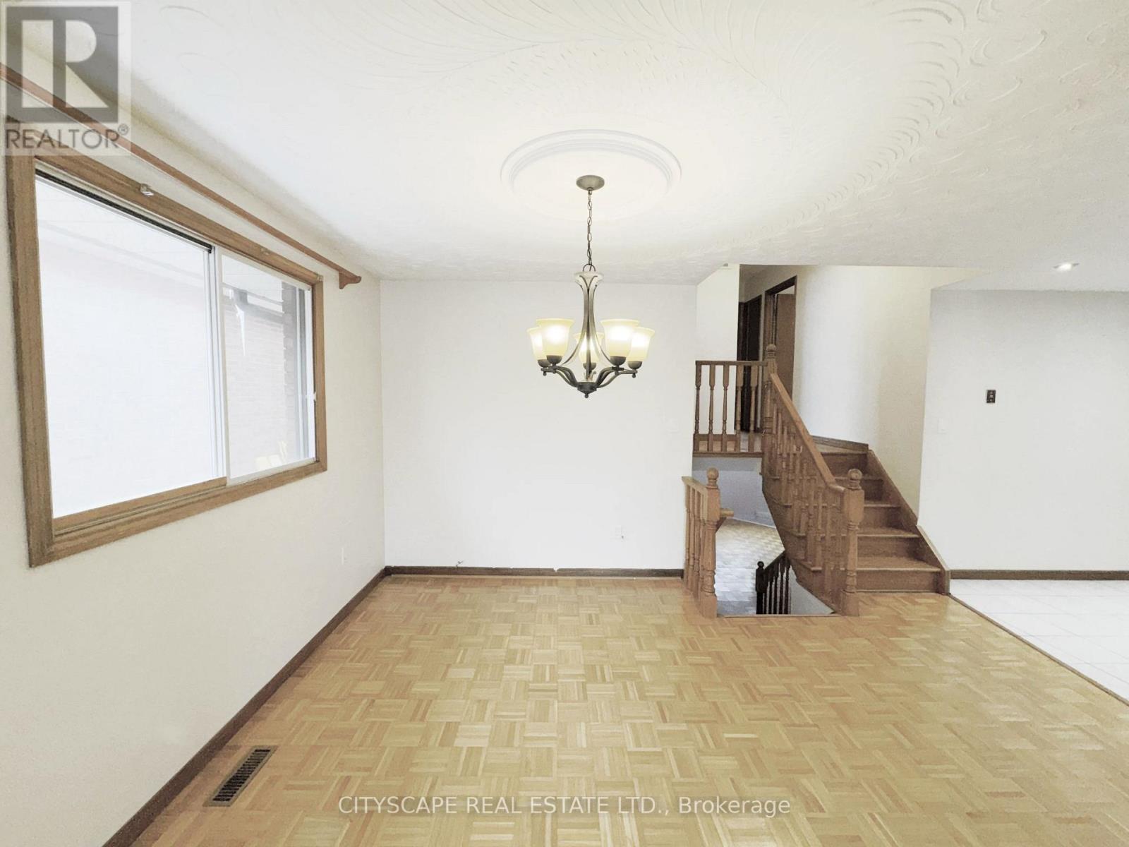 7 Quincy Court, Hamilton (Quinndale), Ontario  L8W 2T4 - Photo 9 - X12636128