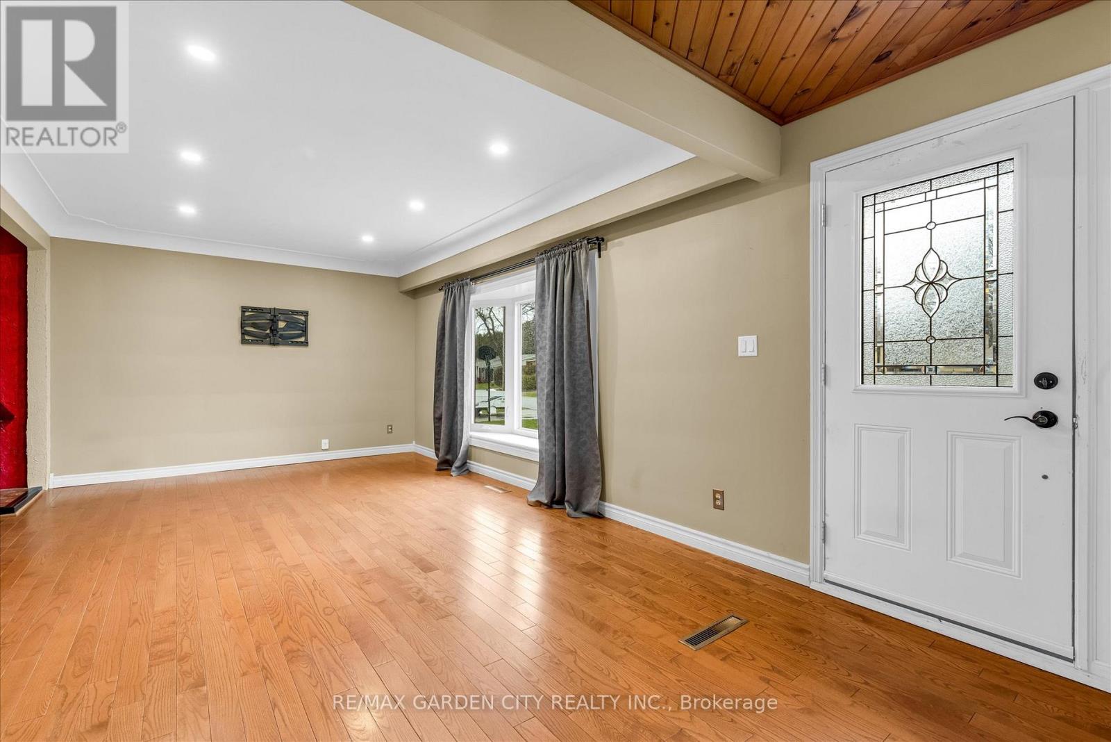 17 Marilyn Street, Grimsby, Ontario  L3M 1V3 - Photo 2 - X12636136