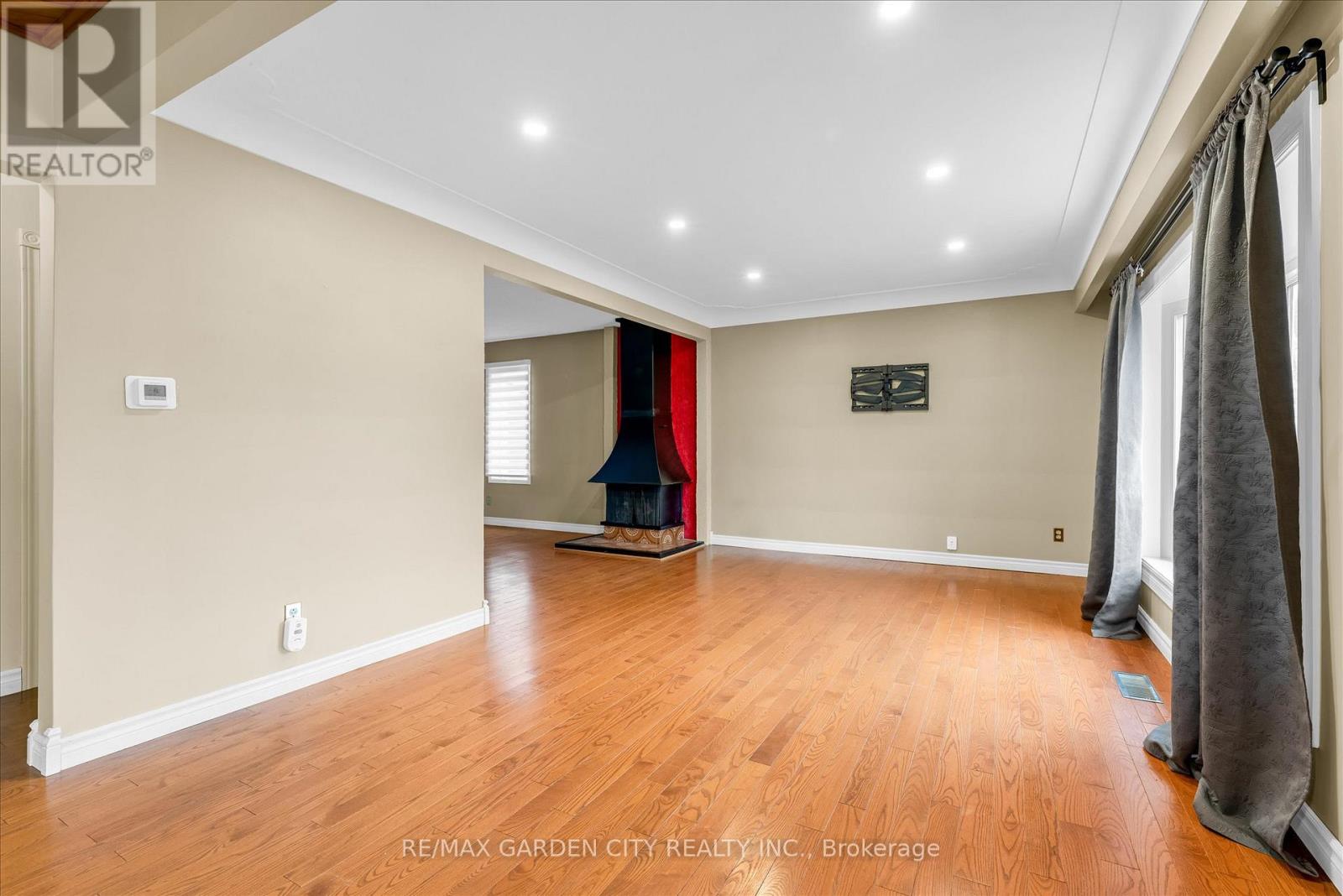 17 Marilyn Street, Grimsby, Ontario  L3M 1V3 - Photo 3 - X12636136