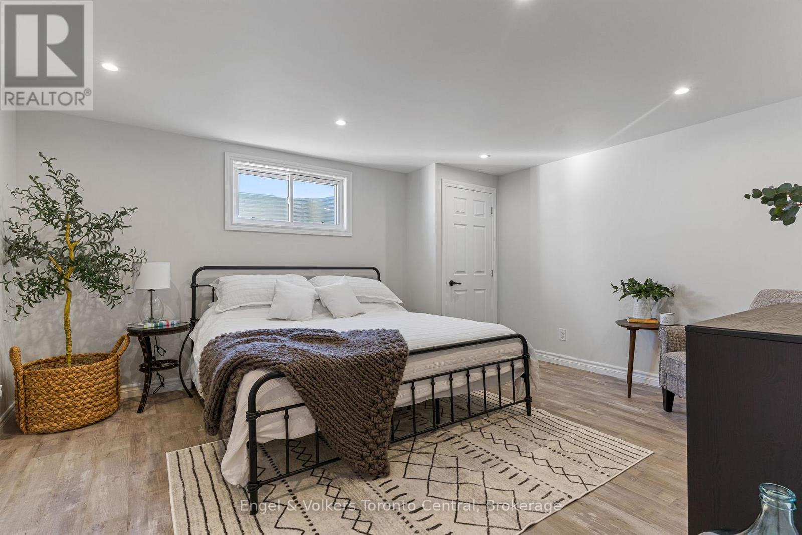 242 Somers Street, Georgian Bluffs, Ontario  N4K 6V5 - Photo 36 - X12047467