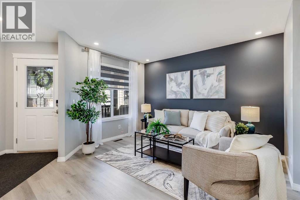 208 Fairways Bay Nw, Airdrie, Alberta  T4B 2P5 - Photo 4 - A2268218