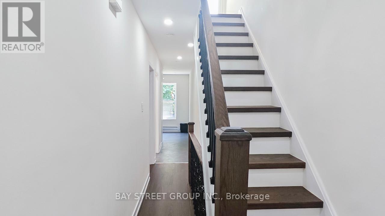Upper - 859 1/2 Bathurst Street, Toronto, Ontario  M5R 3G2 - Photo 13 - C12636252