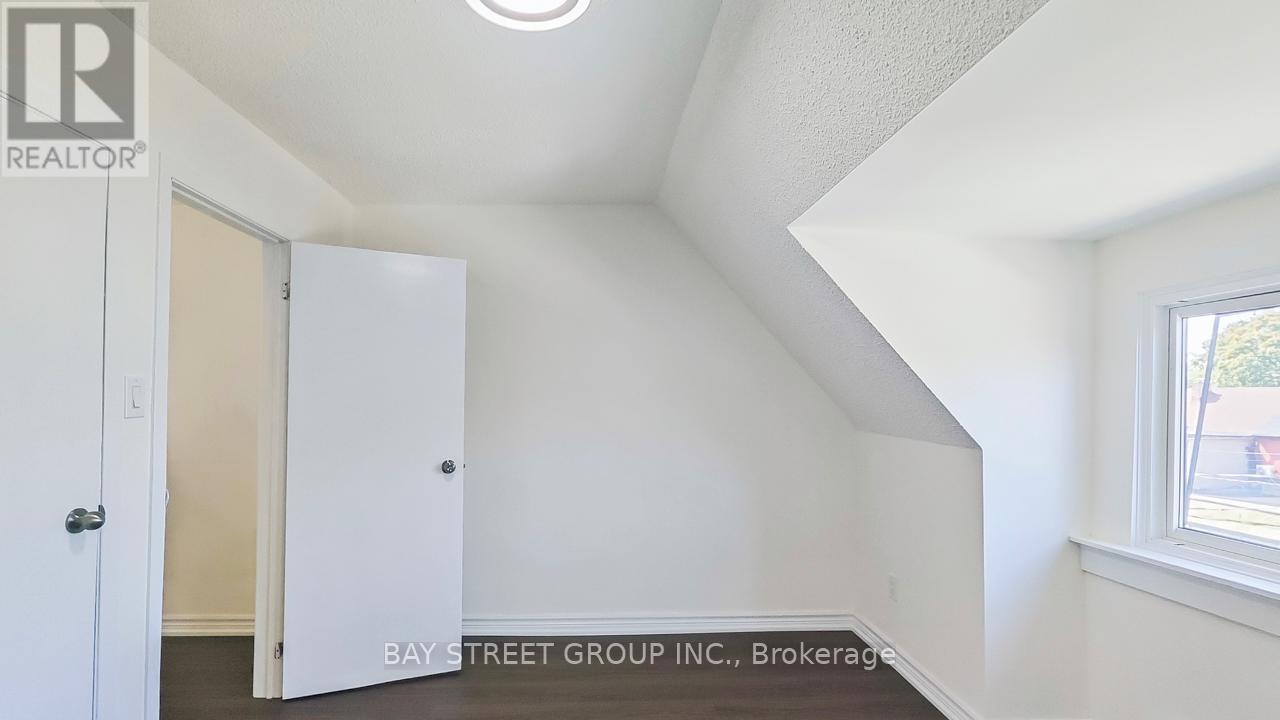 Upper - 859 1/2 Bathurst Street, Toronto, Ontario  M5R 3G2 - Photo 14 - C12636252