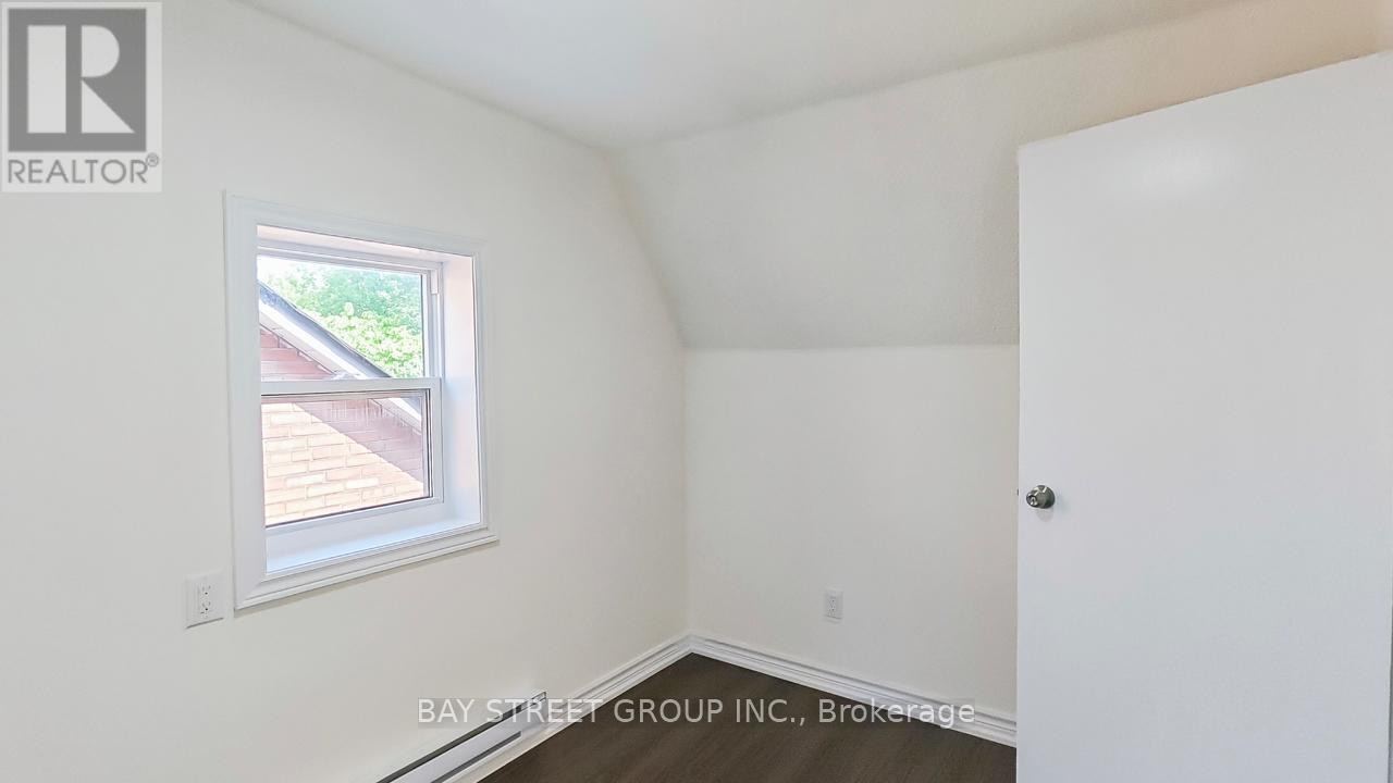 Upper - 859 1/2 Bathurst Street, Toronto, Ontario  M5R 3G2 - Photo 15 - C12636252