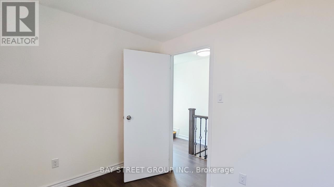 Upper - 859 1/2 Bathurst Street, Toronto, Ontario  M5R 3G2 - Photo 17 - C12636252