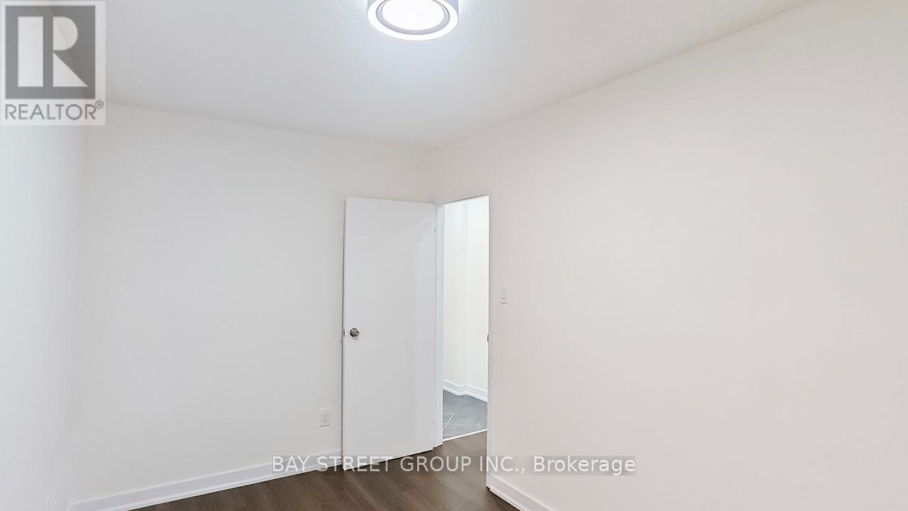 Upper - 859 1/2 Bathurst Street, Toronto, Ontario  M5R 3G2 - Photo 19 - C12636252