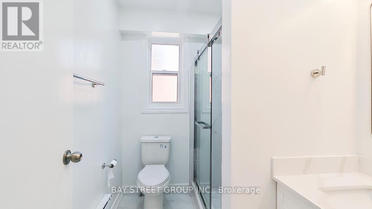 Upper - 859 1/2 Bathurst Street, Toronto, Ontario  M5R 3G2 - Photo 22 - C12636252