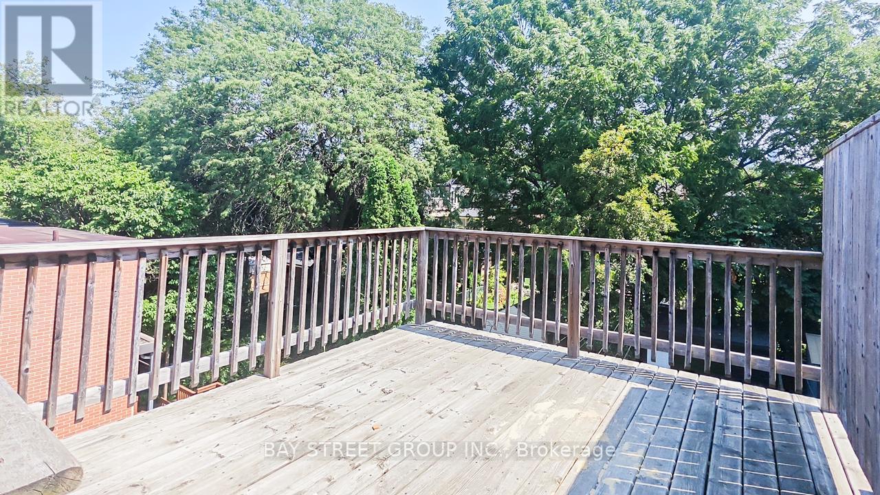 Upper - 859 1/2 Bathurst Street, Toronto, Ontario  M5R 3G2 - Photo 25 - C12636252