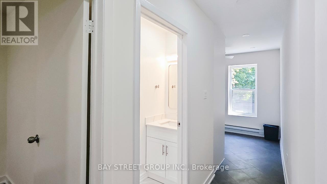 Upper - 859 1/2 Bathurst Street, Toronto, Ontario  M5R 3G2 - Photo 3 - C12636252