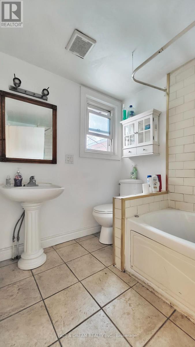 415 Crawford Street, Toronto, Ontario  M6G 3J7 - Photo 31 - C12632408