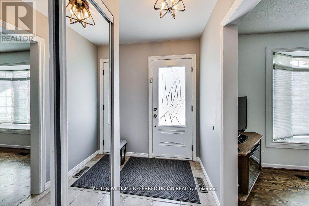 116 Fallingdale Crescent, Brampton, Ontario  L6T 3J6 - Photo 4 - W12636228