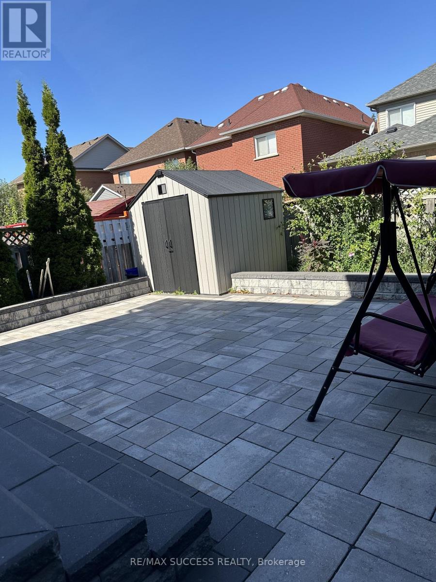 63 Blue Spruce Street, Brampton (Sandringham-Wellington), Ontario  L6R 1C4 - Photo 9 - W12636262