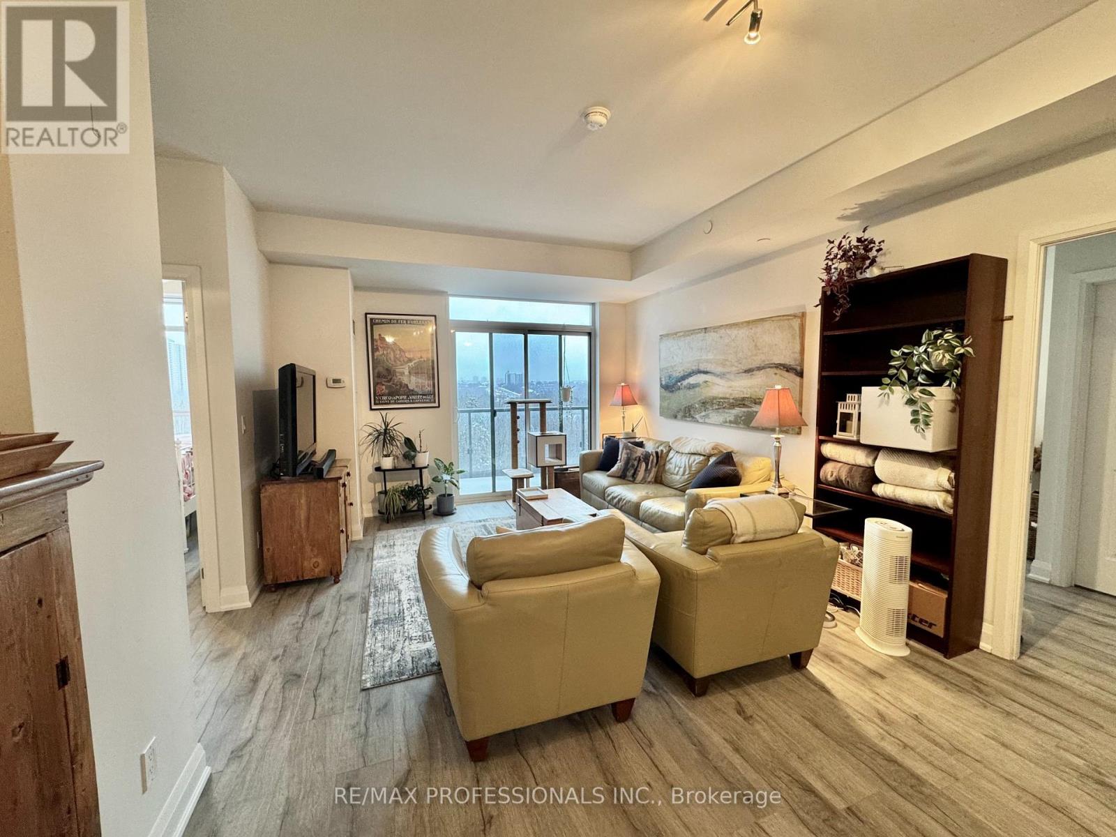 506 - 35 Fontenay Court, Toronto, Ontario  M9A 0E2 - Photo 2 - W12636296