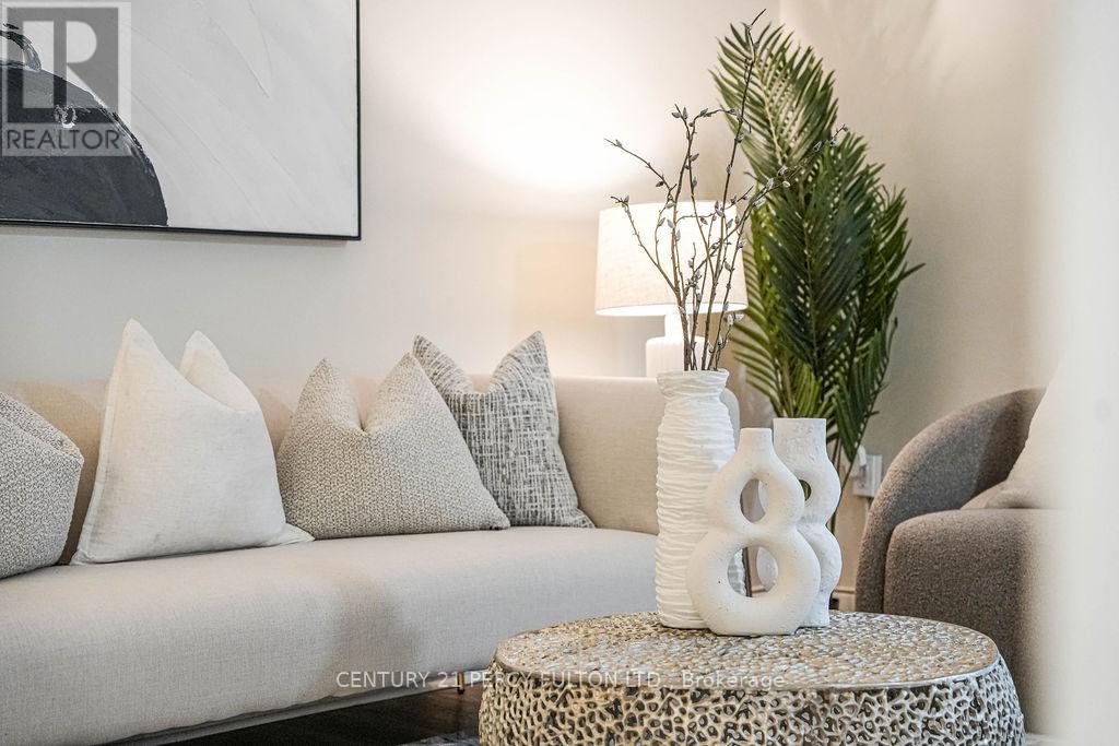 <div class="slider-price">$349,000</div><p>101 - 921 Midland Avenue, Toronto, Ontario</p>