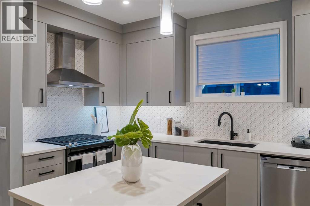 957 West Lakeview Drive, Chestermere, Alberta  T1X 2N3 - Photo 11 - A2272054