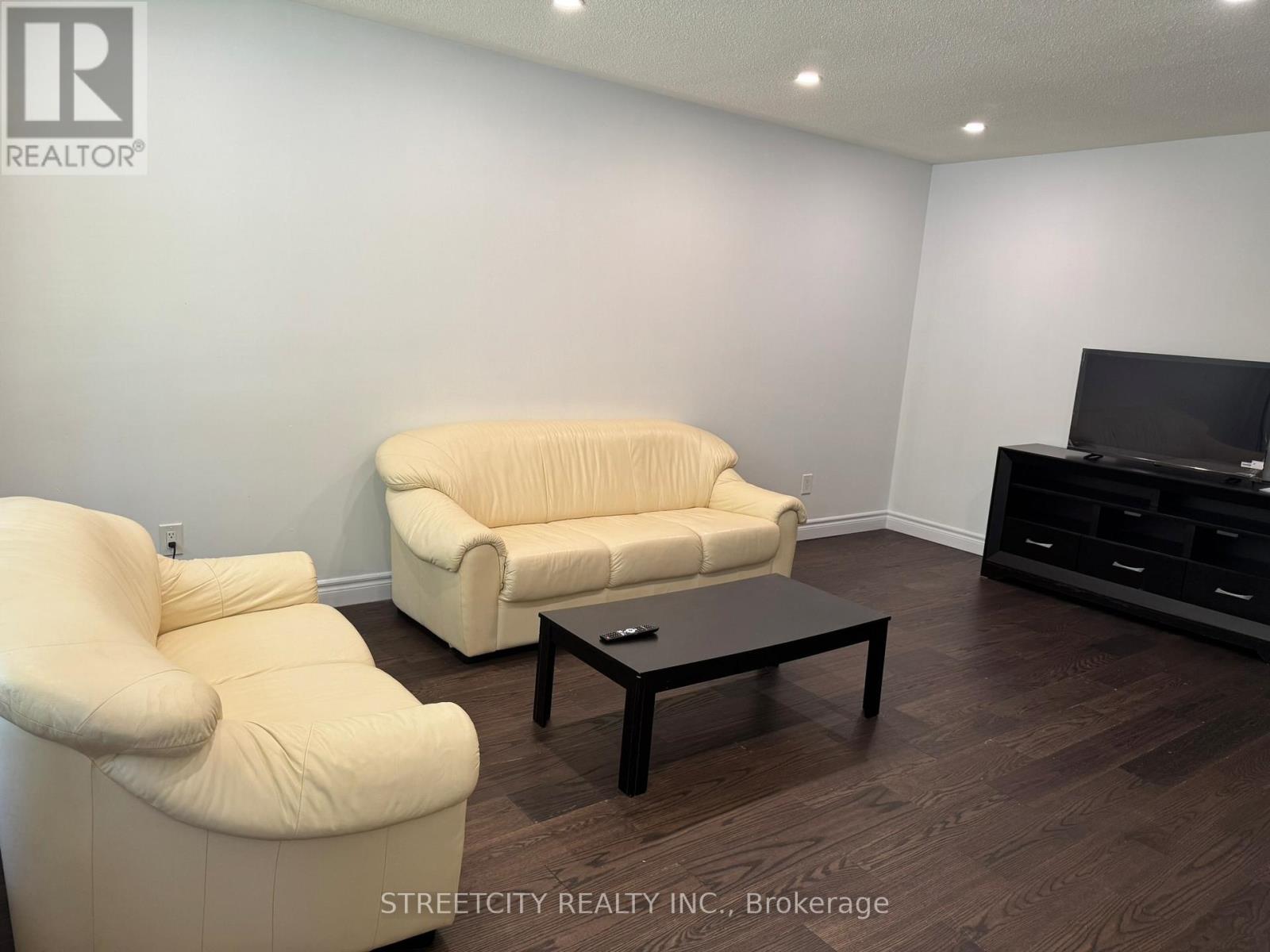 102 Paperbirch Crescent, London North, Ontario  N6G 1L7 - Photo 4 - X12636308