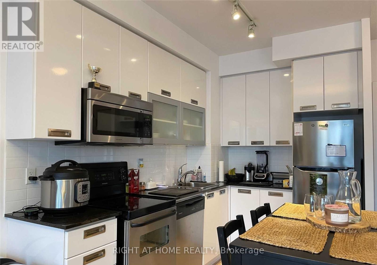 709 - 90 Stadium Road, Toronto, Ontario  M5V 3W5 - Photo 8 - C12636388