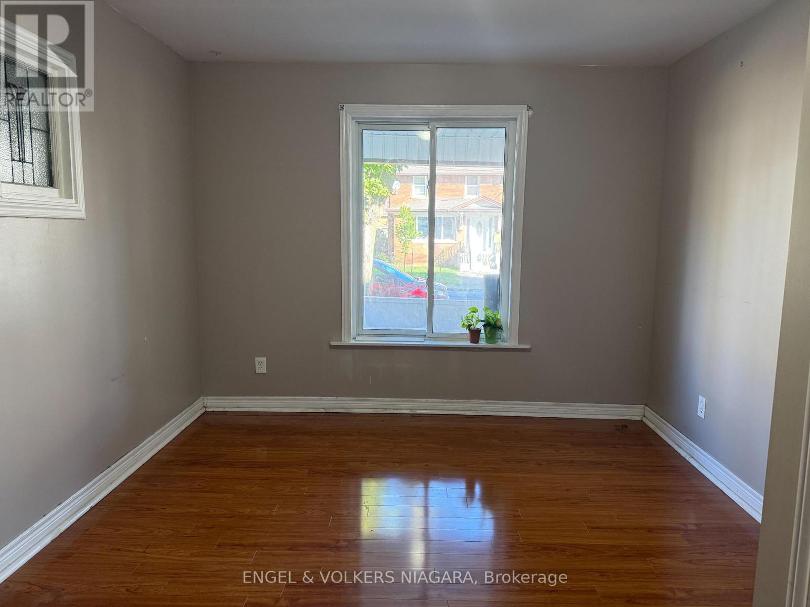 Main Floor - 5006 Willmott Street, Niagara Falls, Ontario  L2E 1Z8 - Photo 9 - X12462006