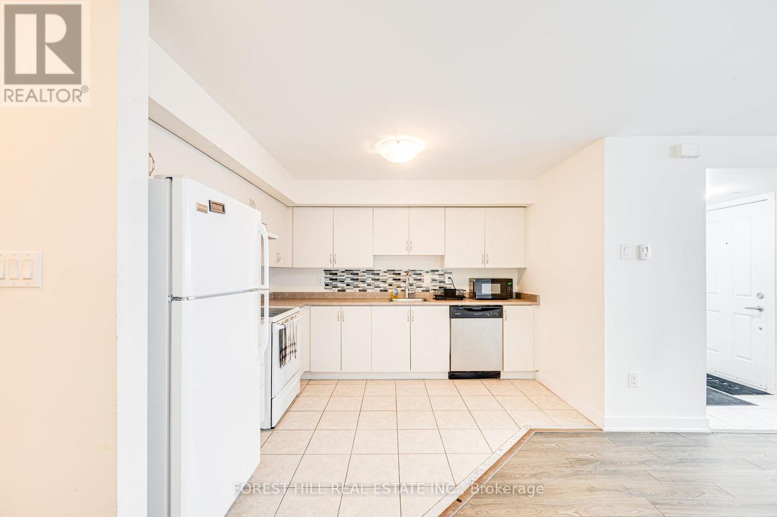 85 - 100 Parrotta Drive, Toronto, Ontario  M9M 0B5 - Photo 3 - W12636324