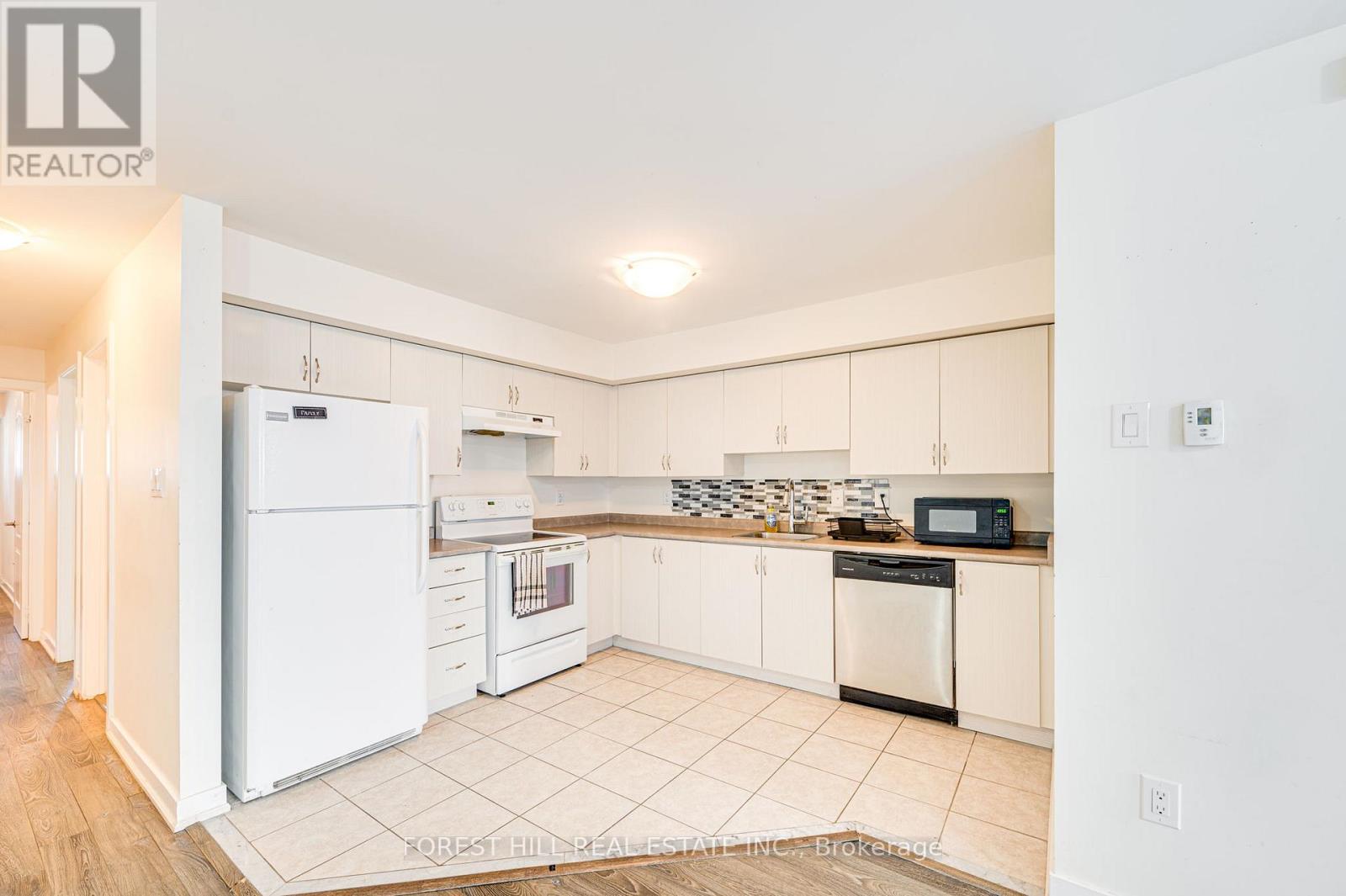 85 - 100 Parrotta Drive, Toronto, Ontario  M9M 0B5 - Photo 5 - W12636324