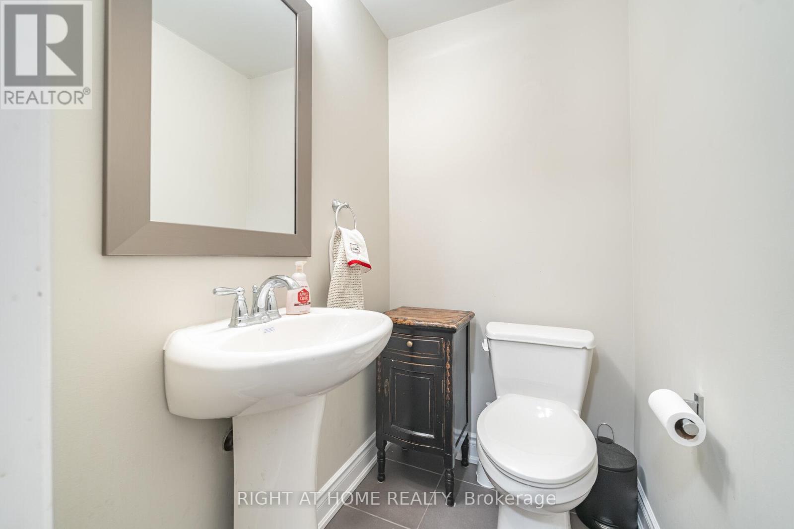 Unit 5 - 2160 Trafalgar Road W, Oakville, Ontario  L6H 7H2 - Photo 4 - W12636428