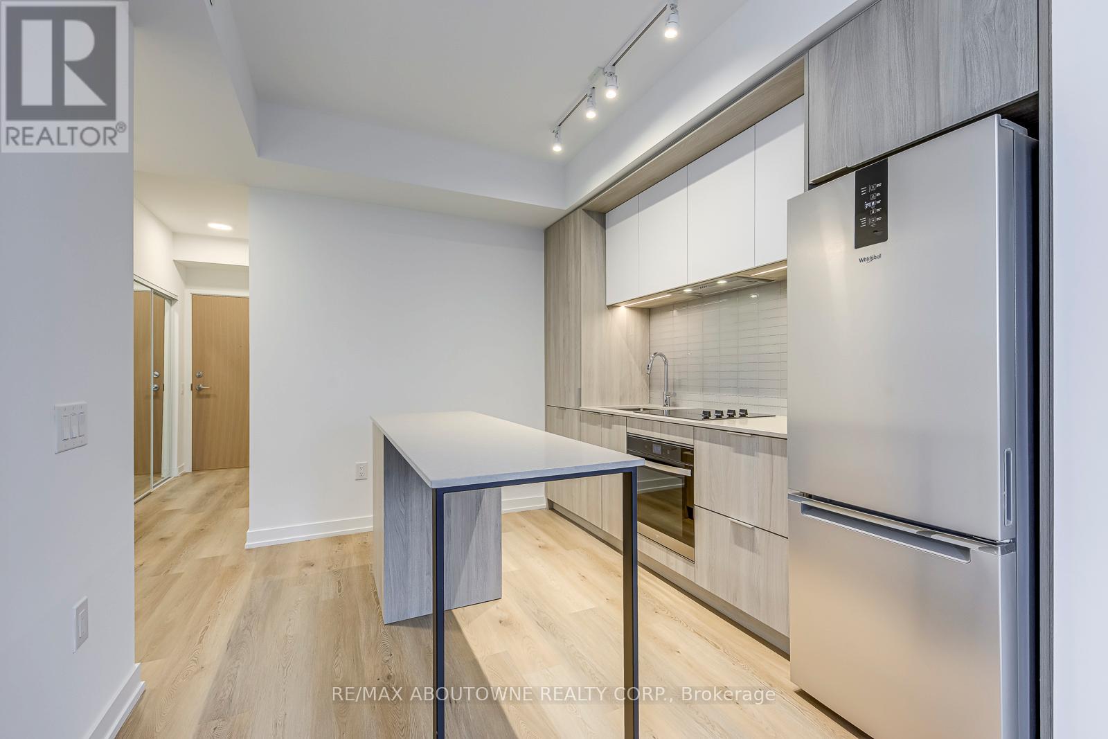 1106 - 395 Square One Drive, Mississauga, Ontario  L5B 0P6 - Photo 11 - W12636442