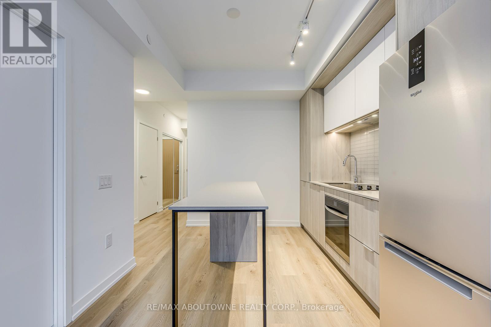 1106 - 395 Square One Drive, Mississauga, Ontario  L5B 0P6 - Photo 12 - W12636442