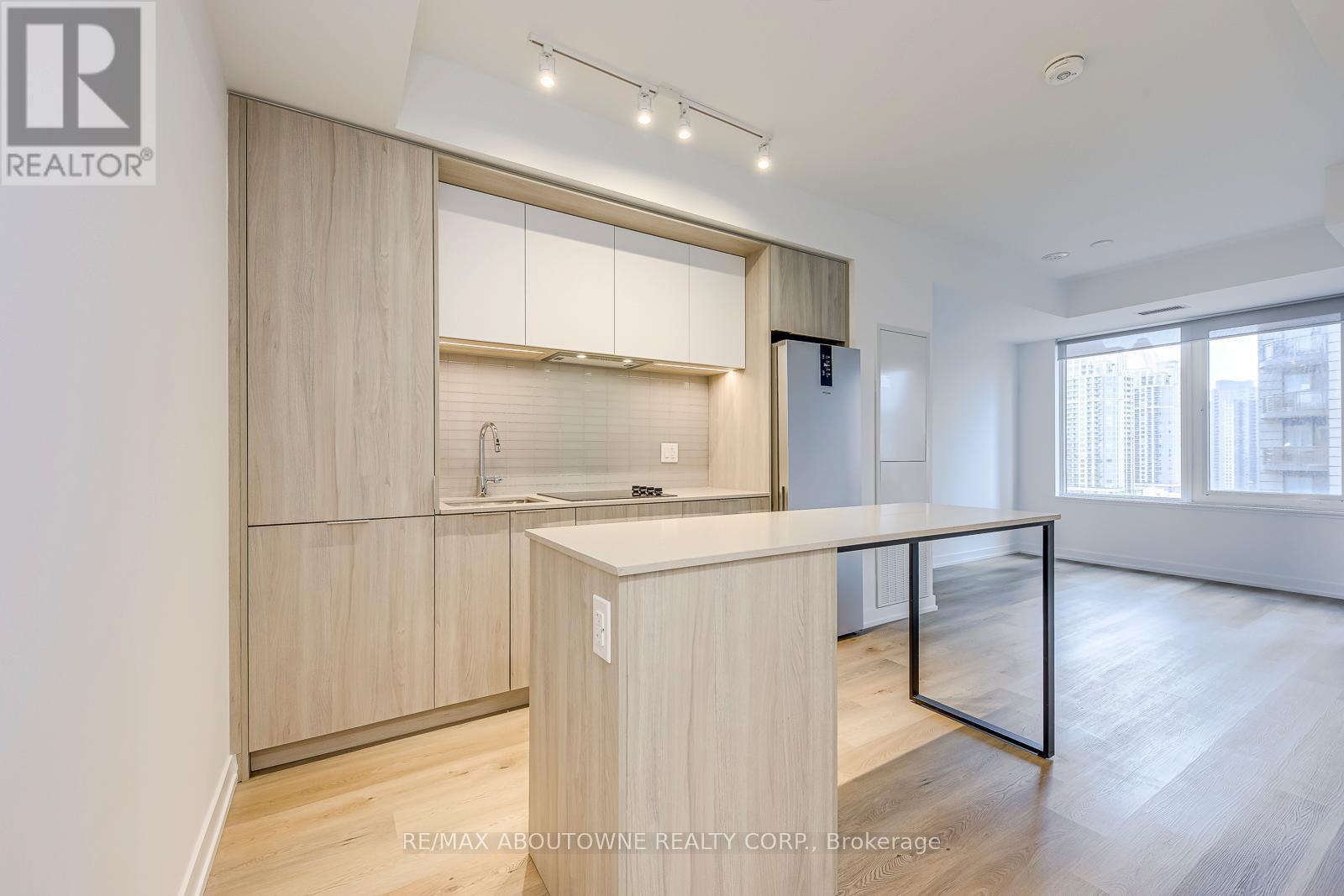 1106 - 395 Square One Drive, Mississauga, Ontario  L5B 0P6 - Photo 8 - W12636442