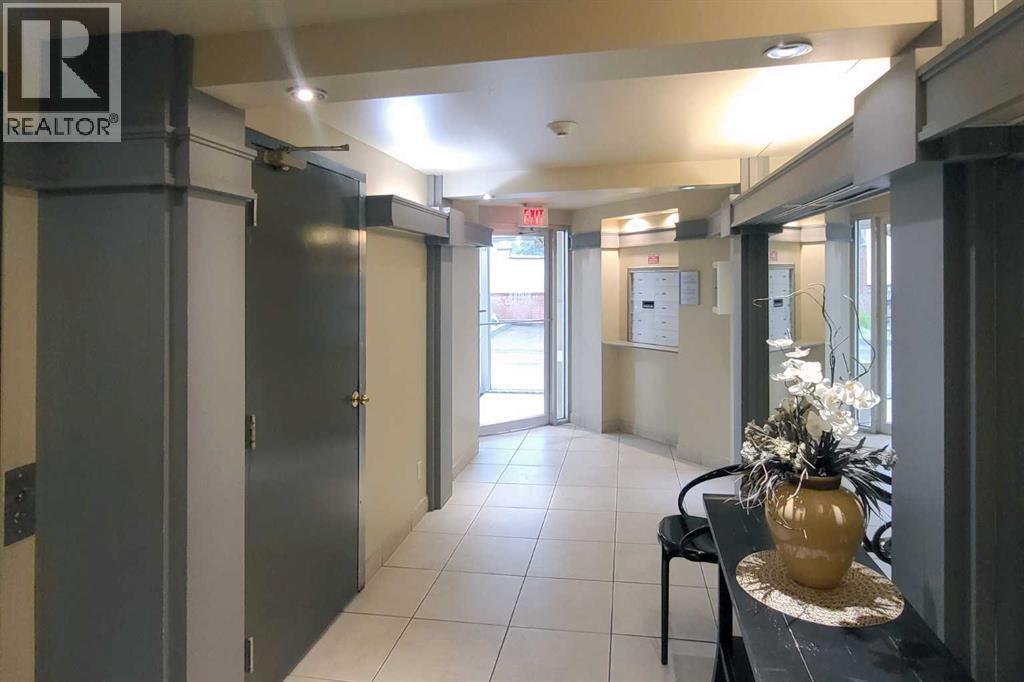 101, 505 Canyon Meadows Drive Sw, Calgary, Alberta  T2W 5E9 - Photo 4 - A2261461