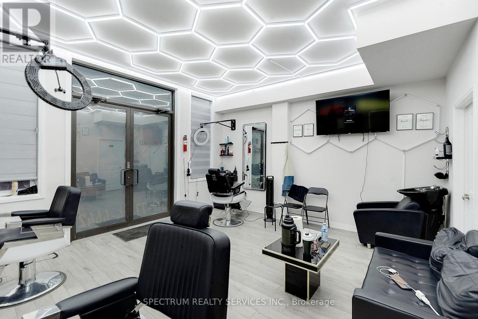 204 - 585 Colborne Street E, Brantford, Ontario  N3S 3P7 - Photo 11 - X12636312