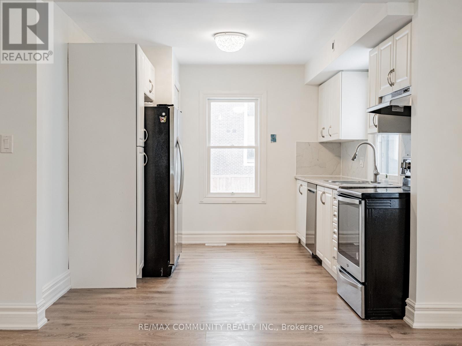 80 Livingston Avenue, Grimsby, Ontario  L3M 1L5 - Photo 5 - X12636422