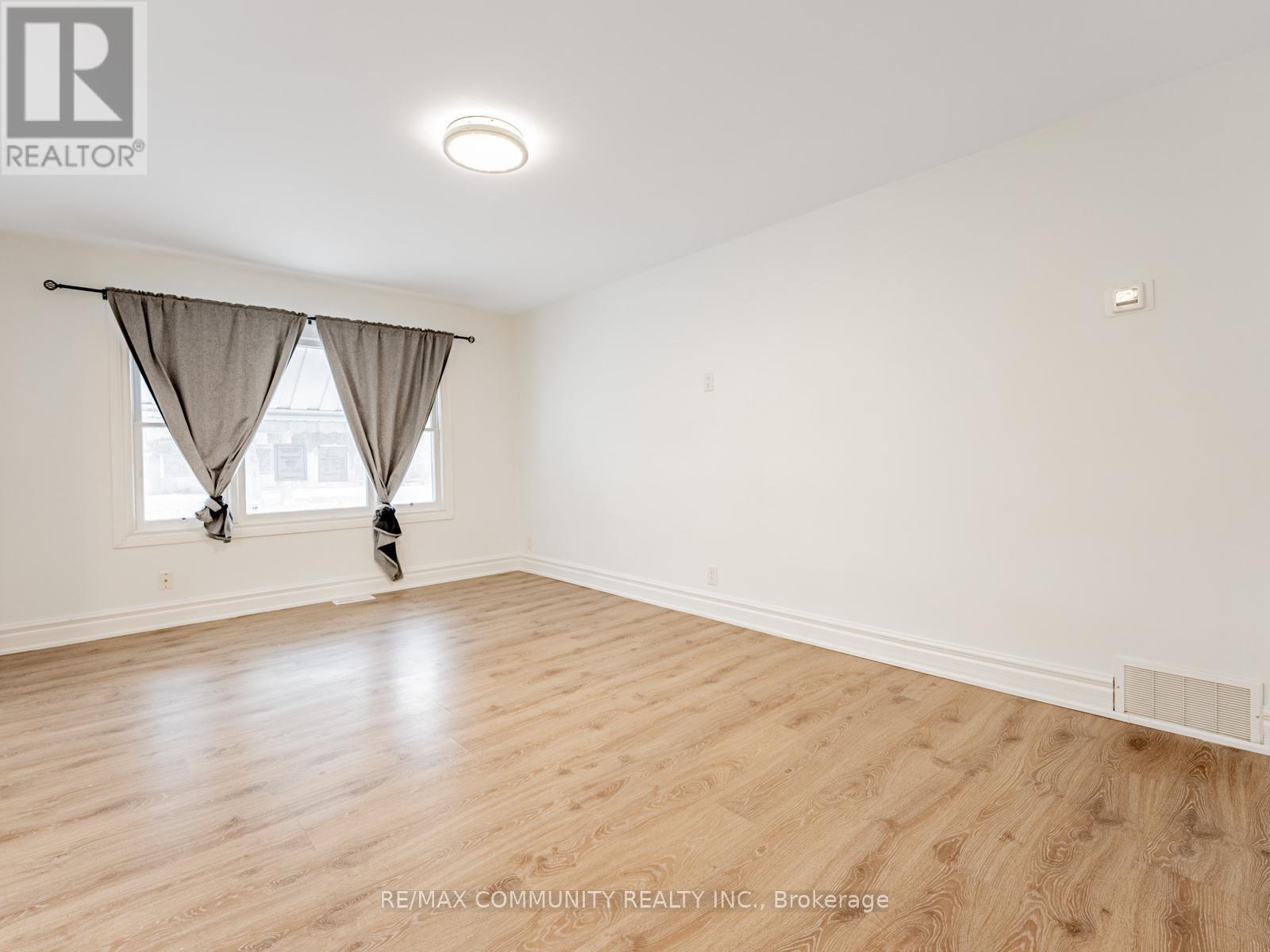 80 Livingston Avenue, Grimsby, Ontario  L3M 1L5 - Photo 7 - X12636422