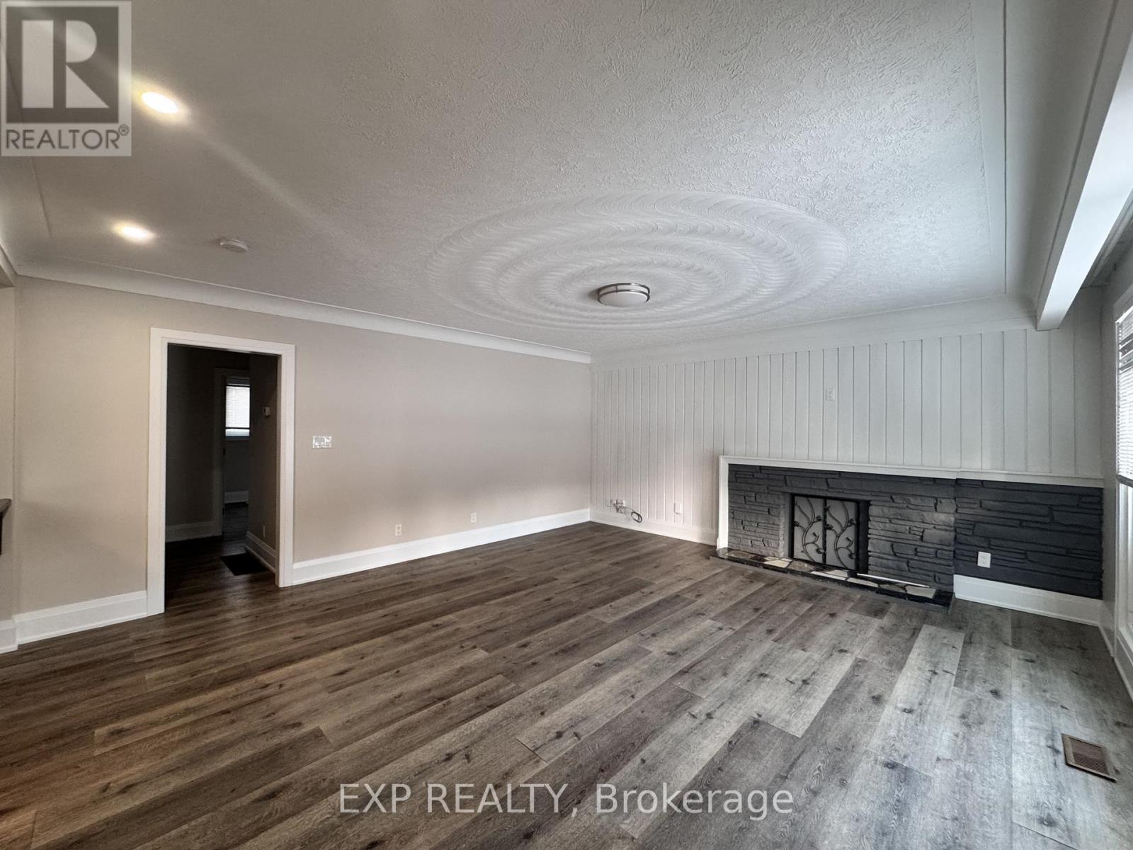 <div class="slider-price">$2,900 Monthly</div><p>324 West 5th Street, Hamilton, Ontario</p>