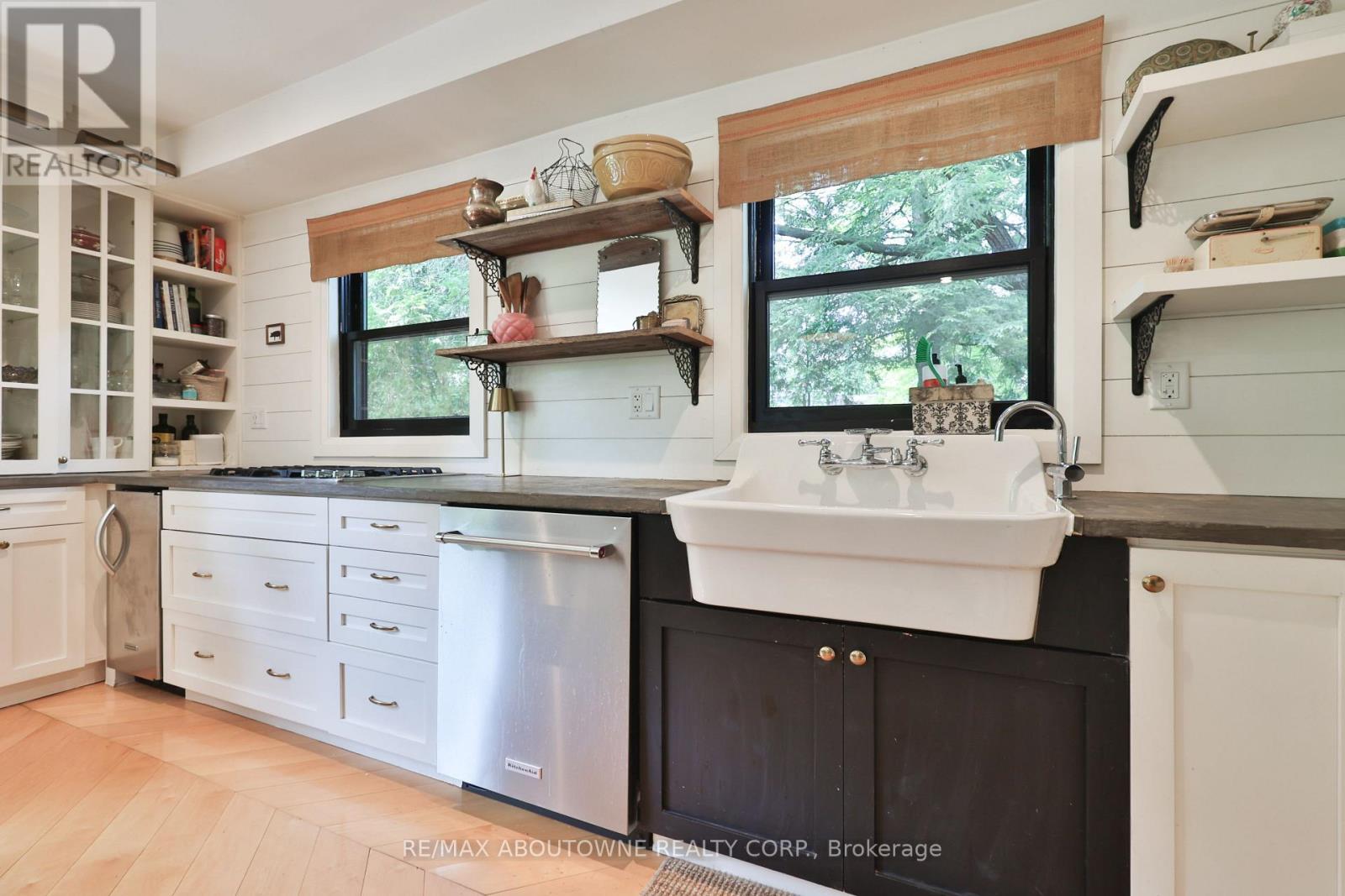 52 Kerr Street, Oakville, Ontario  L6K 3A1 - Photo 13 - W12633368