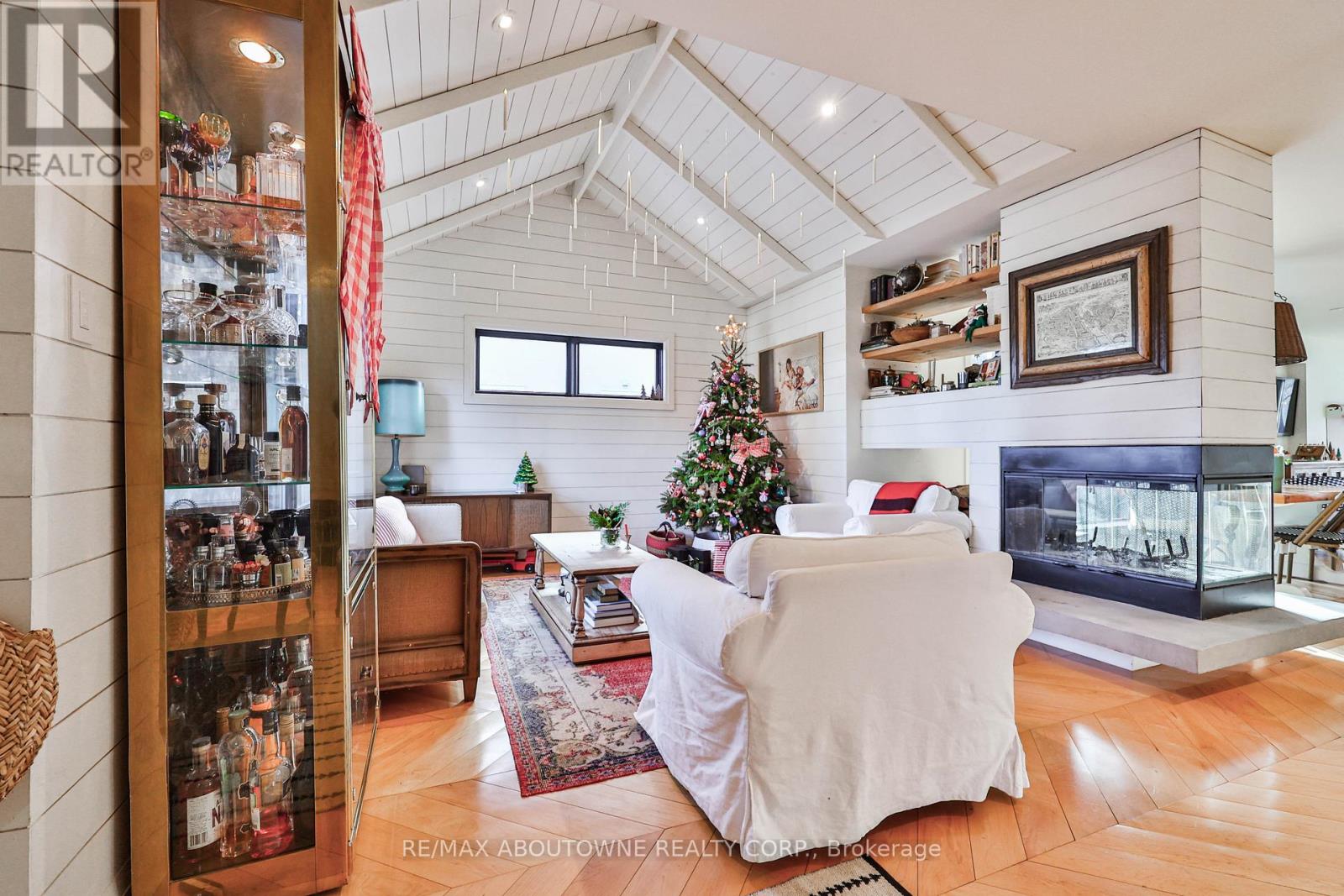 52 Kerr Street, Oakville, Ontario  L6K 3A1 - Photo 3 - W12633368