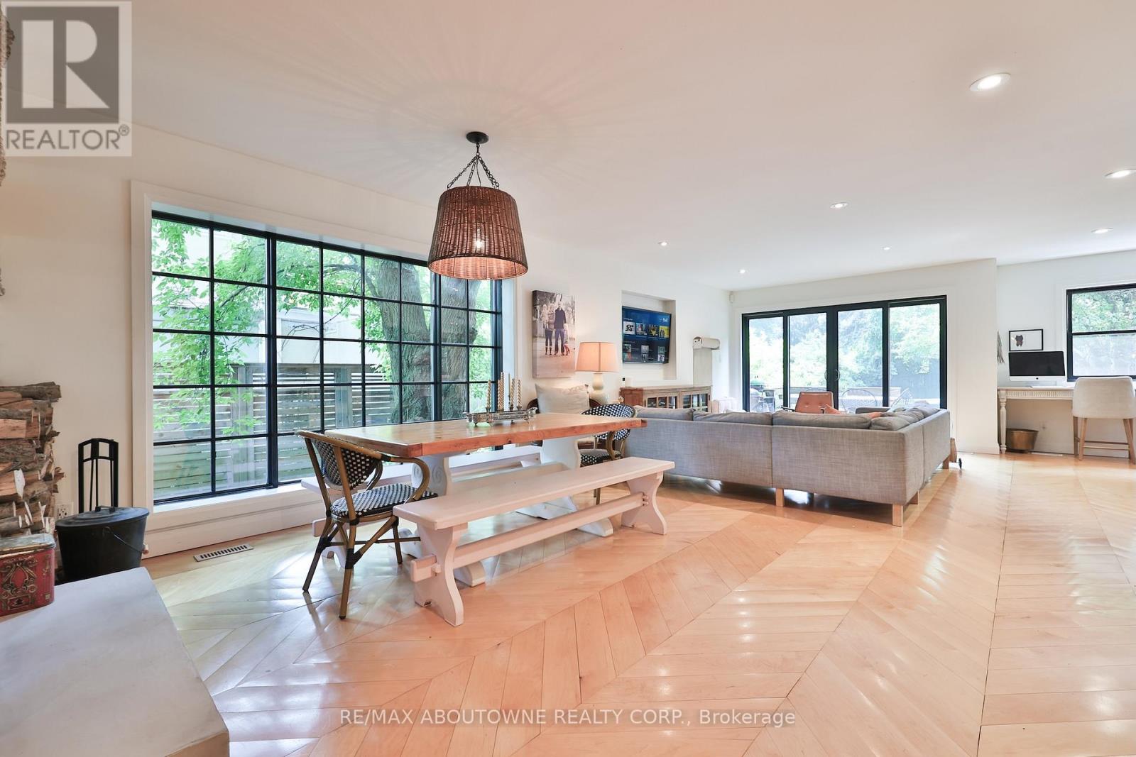 52 Kerr Street, Oakville, Ontario  L6K 3A1 - Photo 8 - W12633368