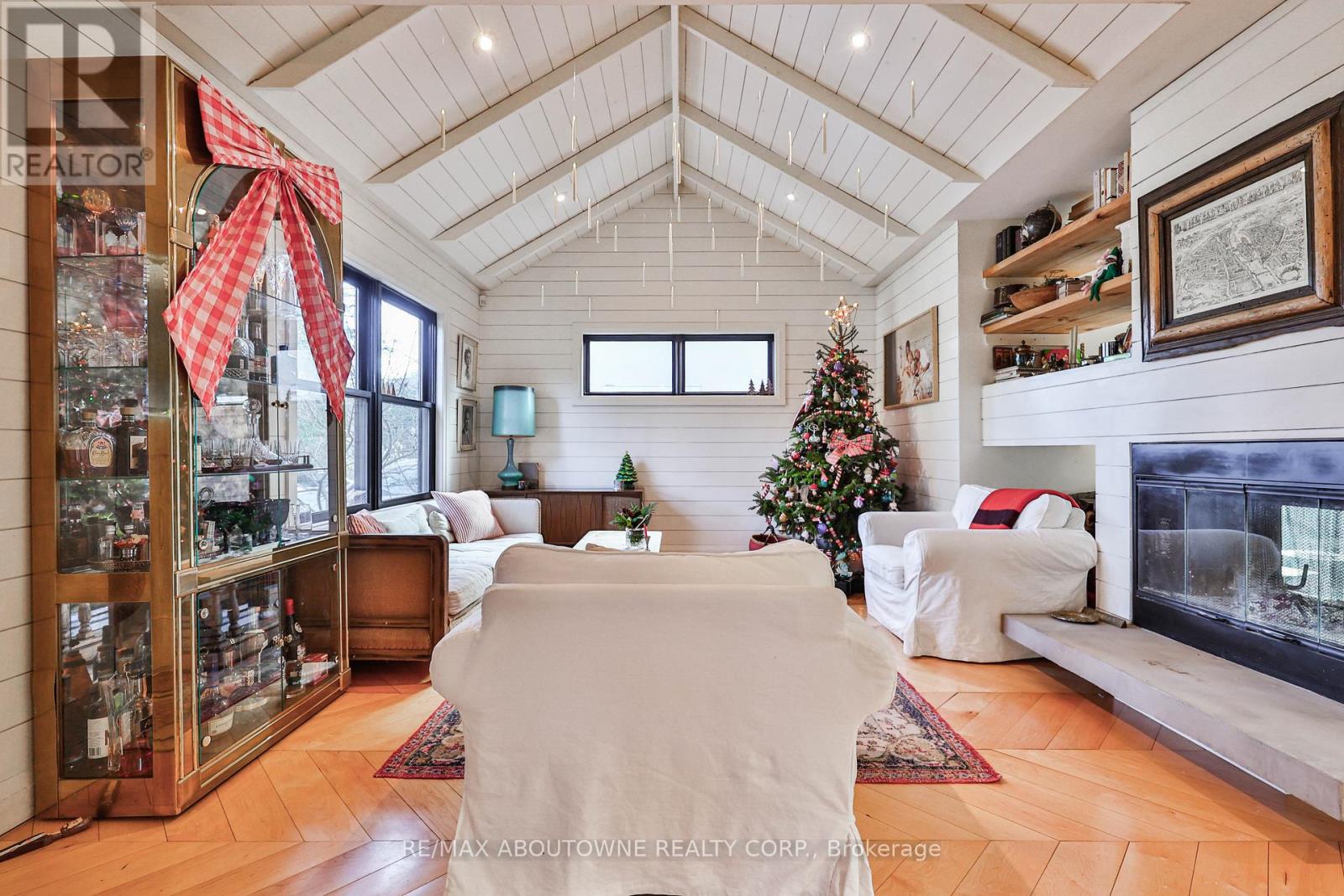 52 Kerr Street, Oakville, Ontario  L6K 3A1 - Photo 4 - W12633368