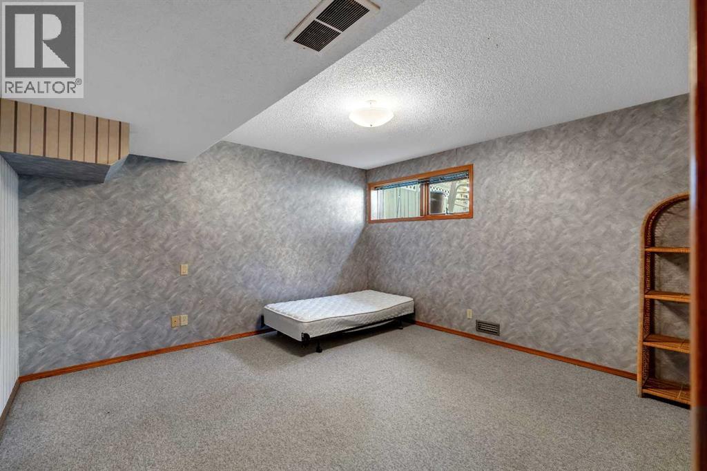 223 Shawnee Mews Sw, Calgary, Alberta  T2Y 1W4 - Photo 32 - A2269251