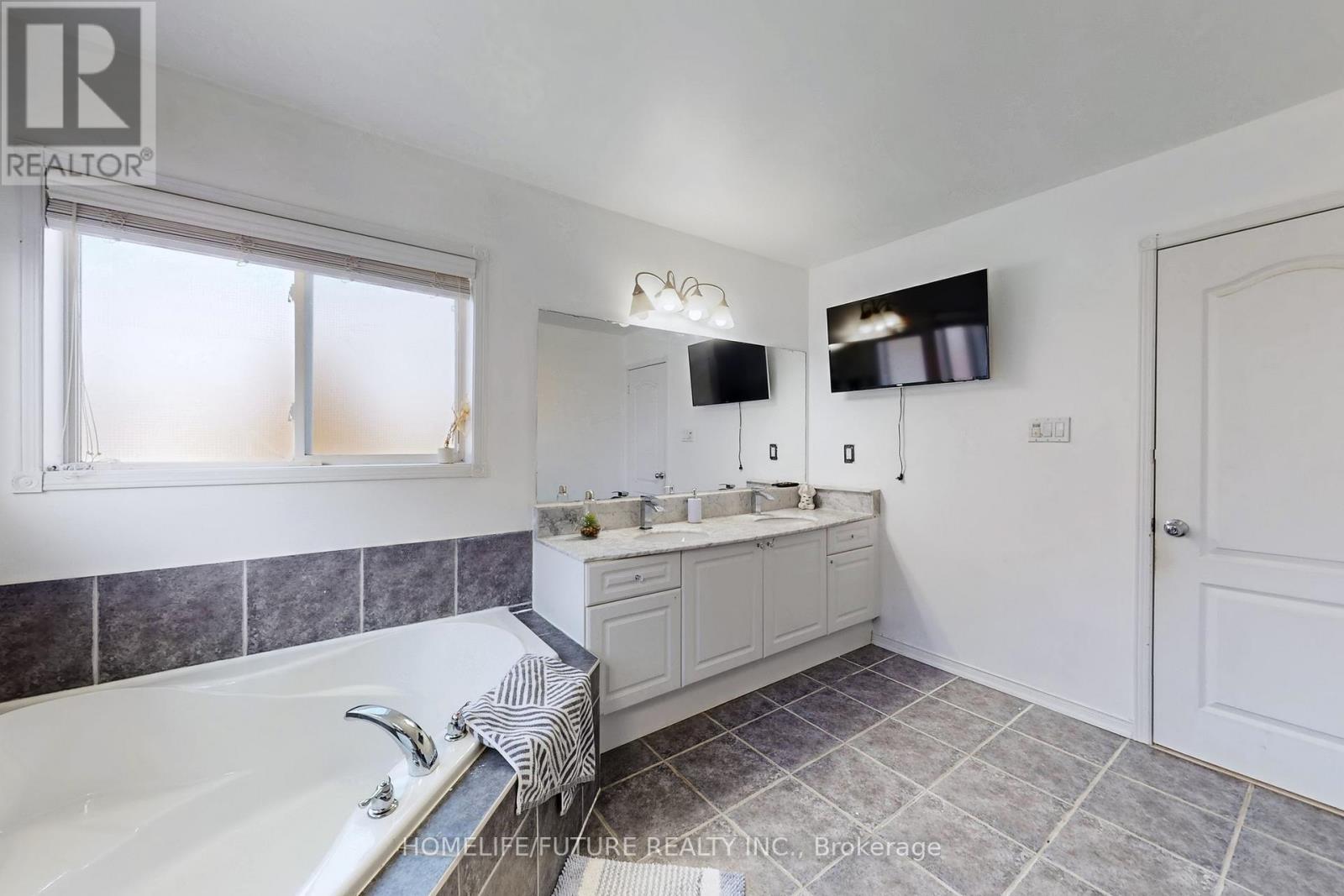 94 Carnwith Drive E, Whitby, Ontario  L1M 2K8 - Photo 23 - E12636508